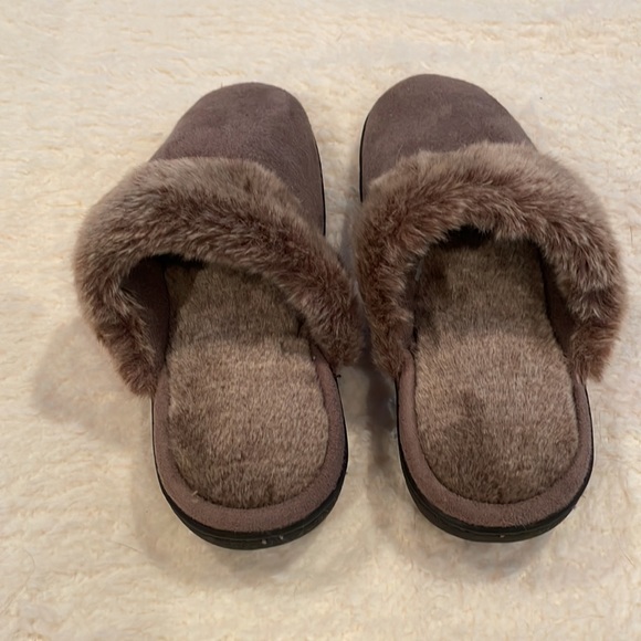 Isotoner Slippers Faux Fur Slip On Slippers Size 7.5-8 - Picture 3 of 9